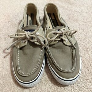 Light olive Sperry boat shoes perfect for spring & summer! Size 7.5M